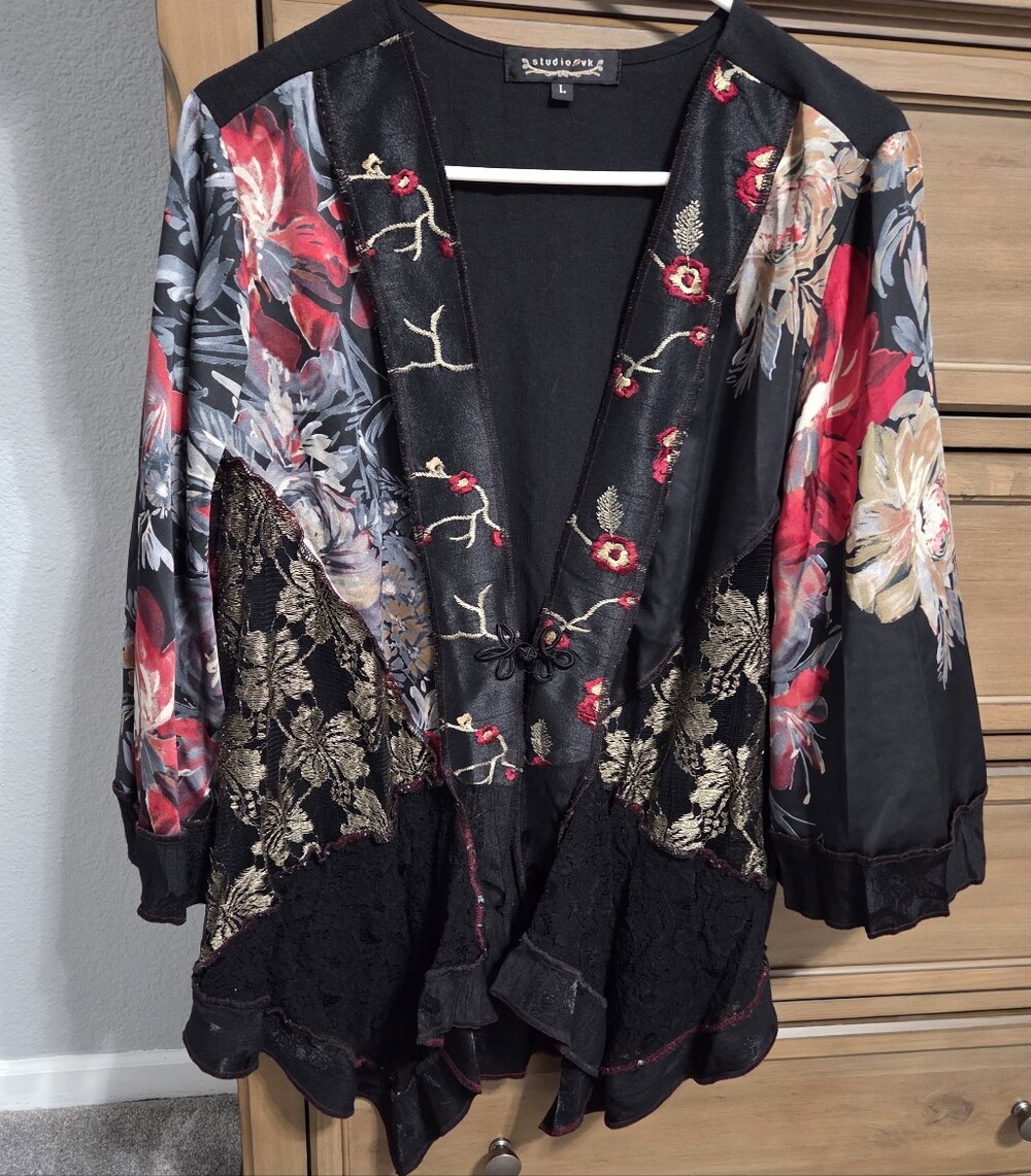 Studio VK Komono Top with Gold and Lace Detail
